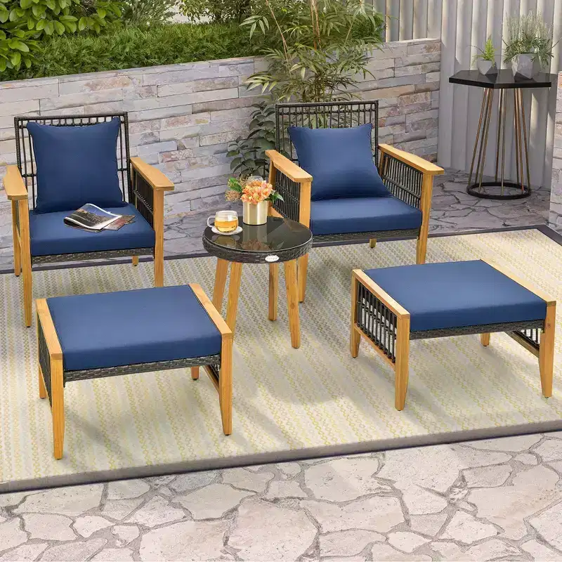 Ensemble de 5 pièces de mobilier de patio en bois d'acacia et osier tressé Costway avec table basse et 2 poufs Bleu marine/Beige