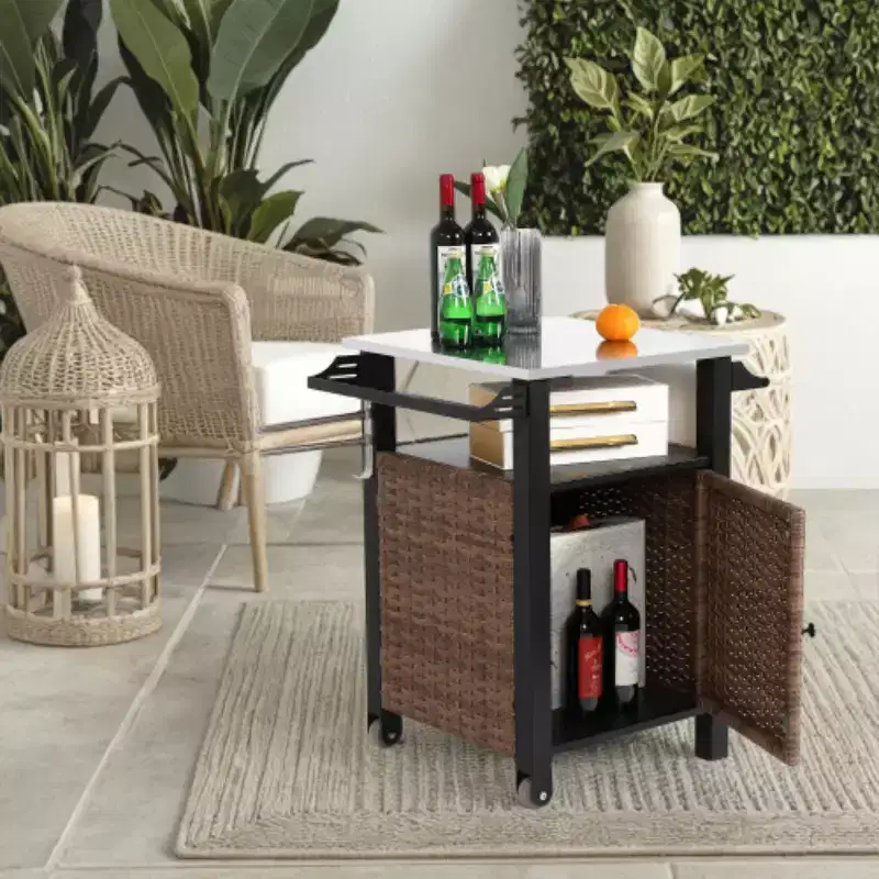 Chariot de bar d'extérieur en osier avec plateau en acier inoxydable, armoire de rangement et roulettes, table de service de patio pour jardin ou piscine