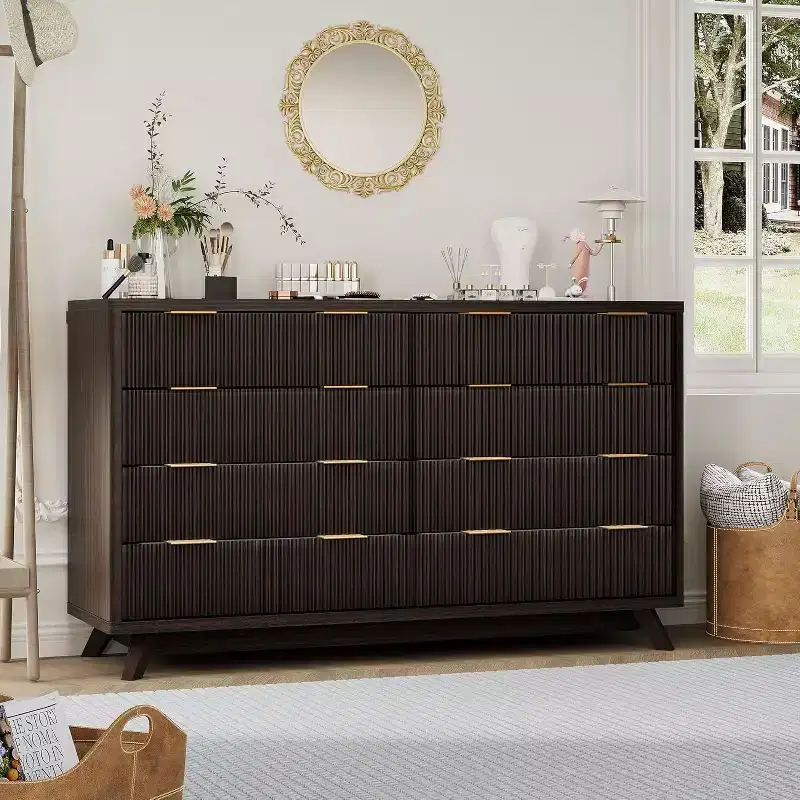 Commode moderne en bois cannelé à 8 tiroirs, design incurvé et poignées, meuble de rangement pour vêtements, meuble TV pour chambre à coucher ou couloir