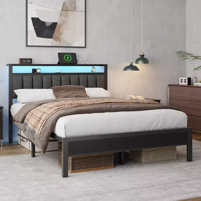 Lit queen size gris avec lumières LED, station de charge, tête de lit bibliothèque de rangement, lit plateforme rembourré, lattes métalliques, pas besoin de sommier.