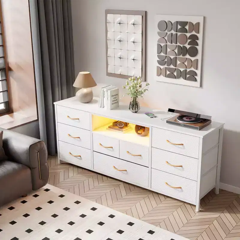 Commode Blanche à 9 Tiroirs Meuble TV pour Téléviseur de 65 Pouces avec Station de Recharge Lumières LED Console Multimédia Unité de Rangement de Chambre à Coucher de 55 Pouces de Large