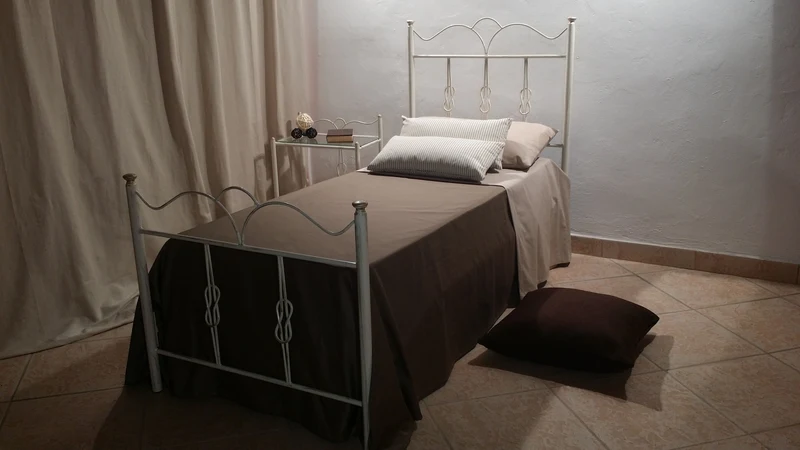 Letto singolo in ferro battuto colore bianco e oro - Primula