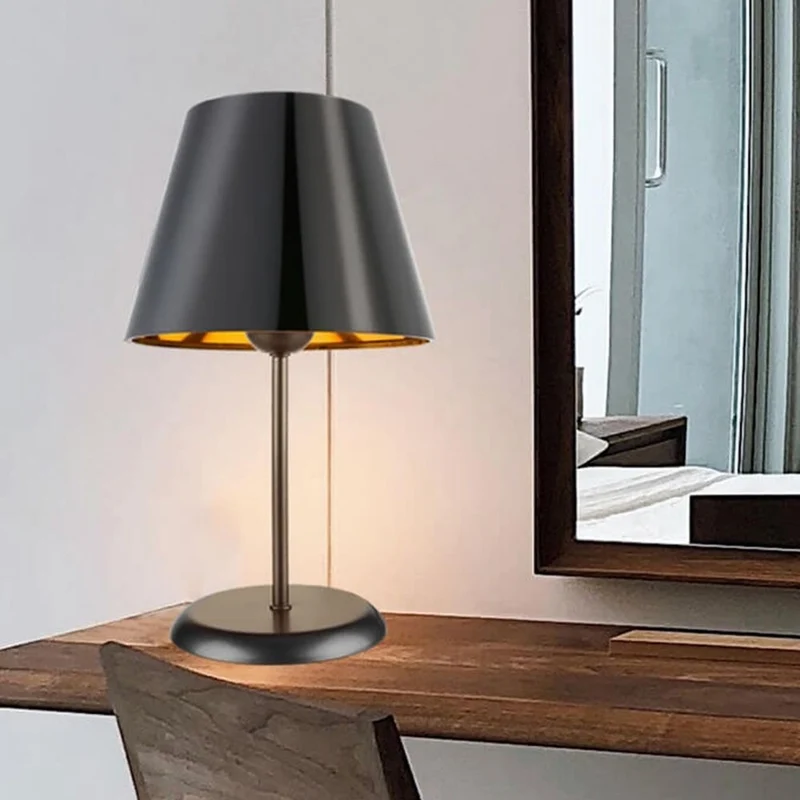 Lampada da tavolo in metallo e paralume tessuto nero Verda