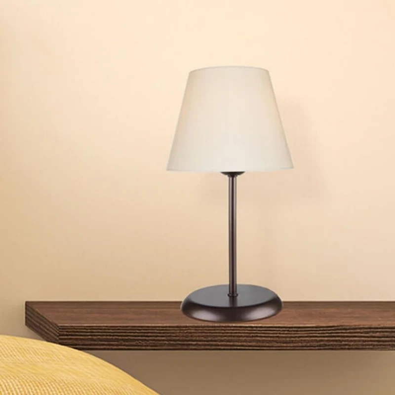 Lampada da tavolo in metallo e paralume tessuto Elva